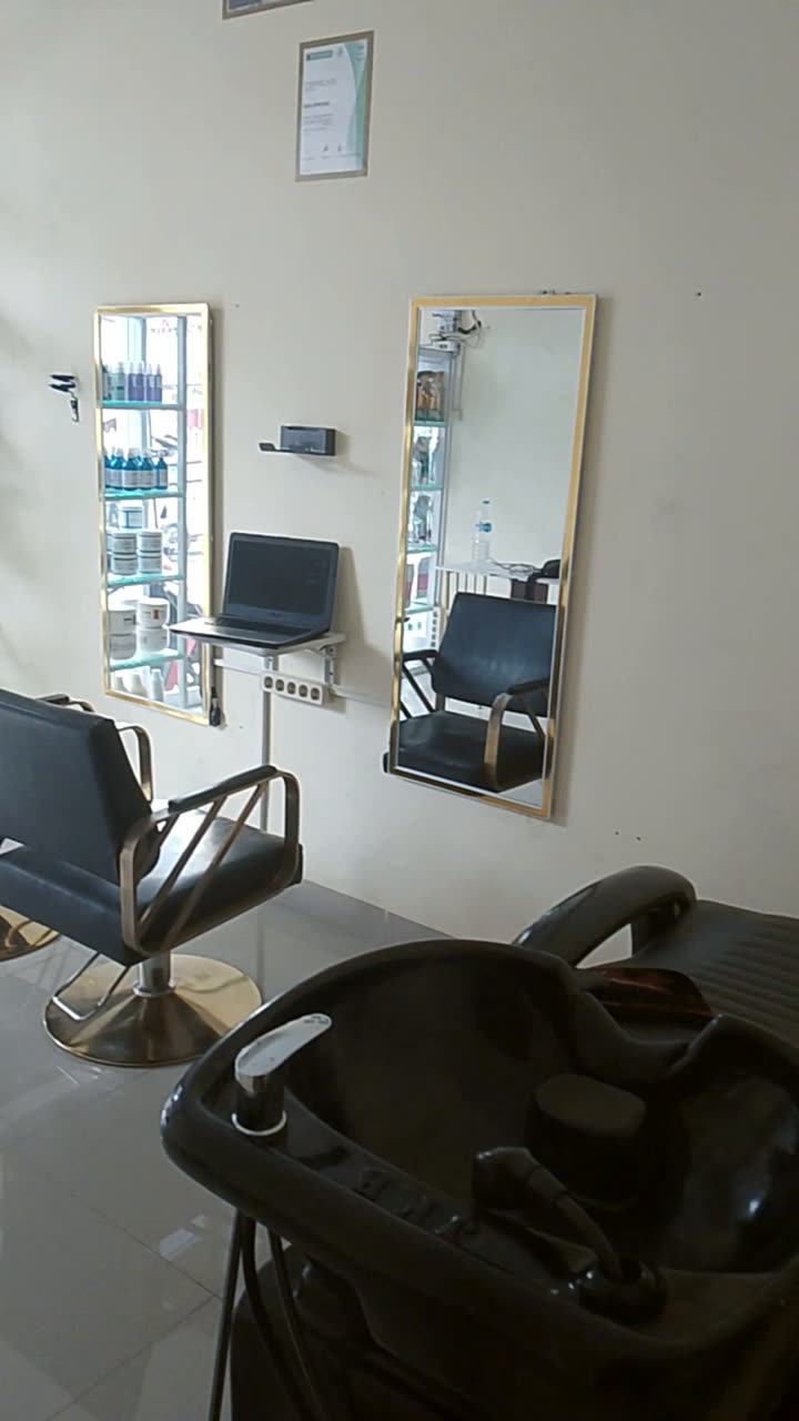 Tempat cuci rambut dan kursi salon RR Hair Care
